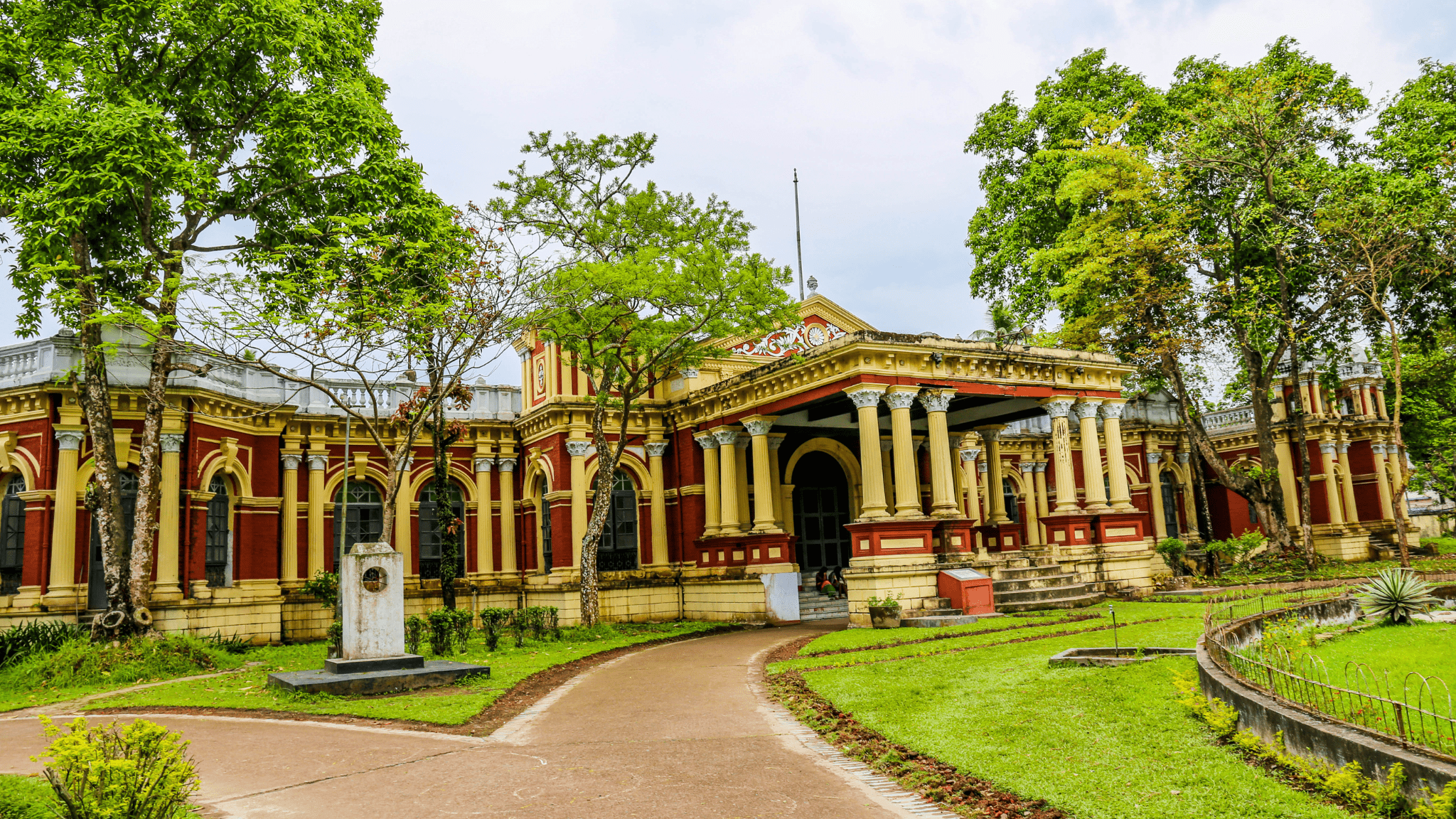 Shoshi Lodge lawn 